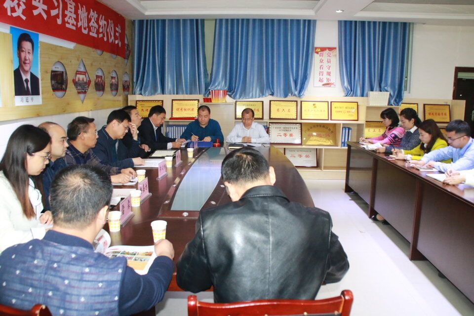 365亚洲体育网入口与岳池县东湖公司举行实习基地签约仪式2 365亚洲体育网入口与岳池县东湖公司举行实习基地签约仪式2