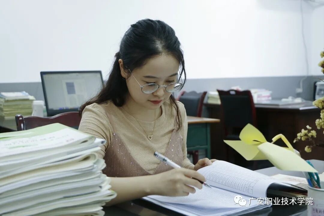 早期教育专业负责人：舒坦